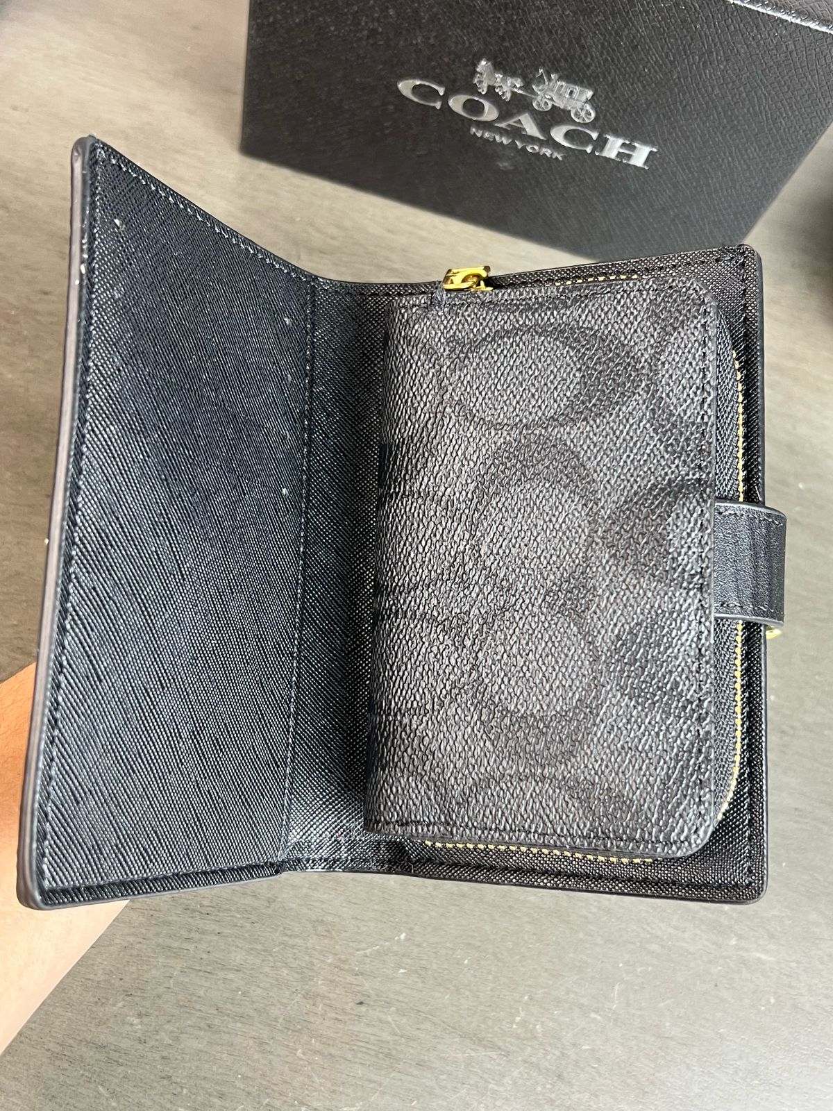 CARTERA COACH BROCHE CAFÉ-HUESO