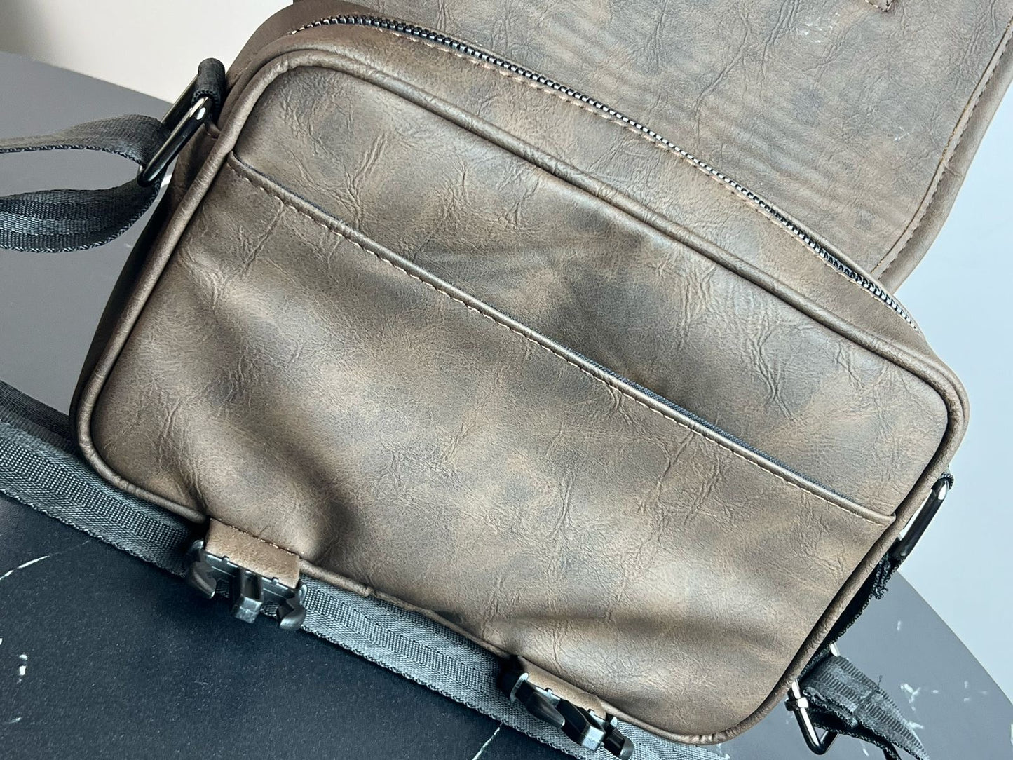 CROSSBODY HOMBRE LEO CAFE