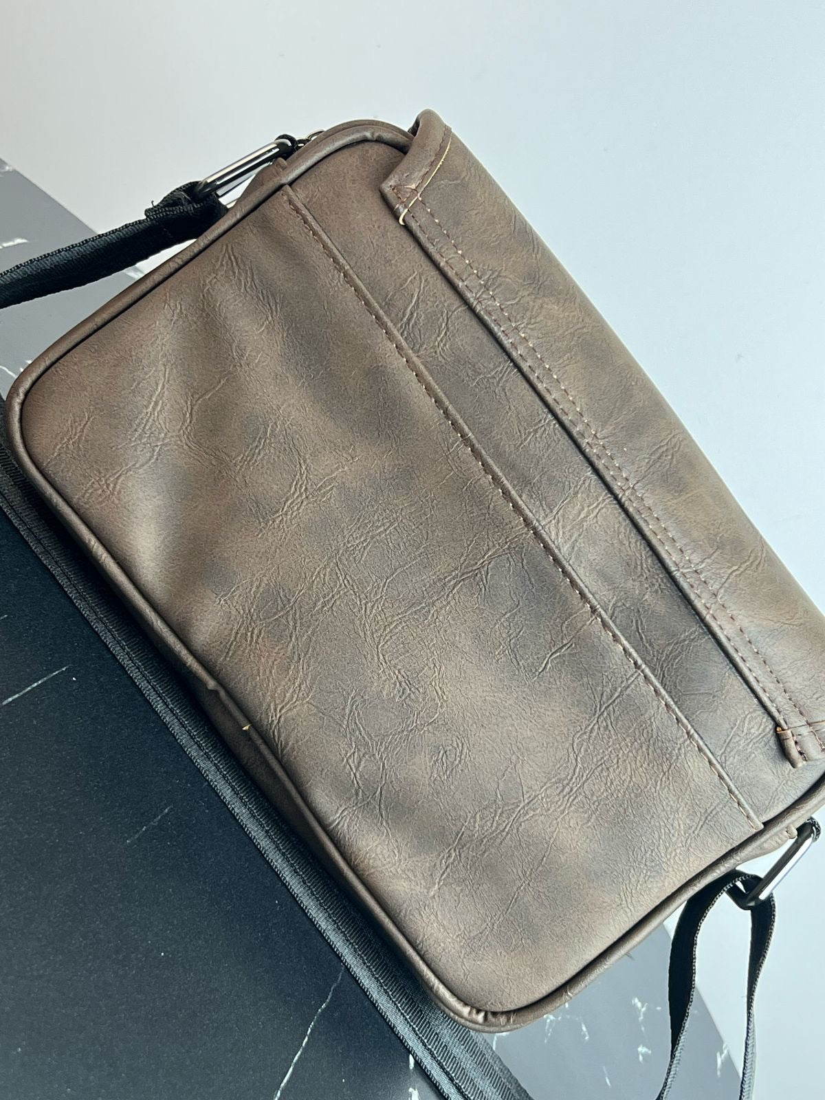 CROSSBODY HOMBRE LEO COÑAC