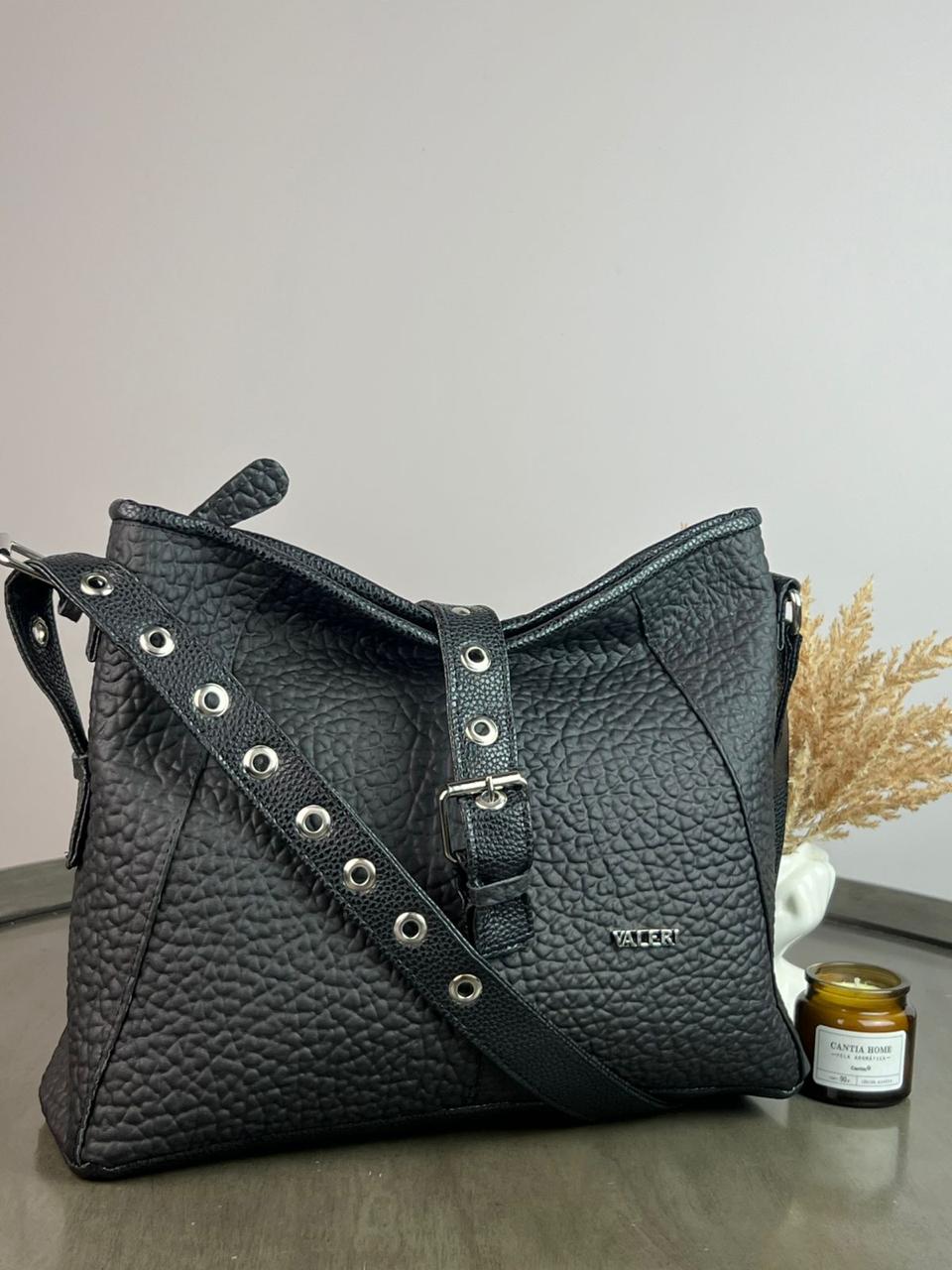 JS BOLSO DE PIEL CON CINTO NEGRO TEXTURA HERRAJE PLATA