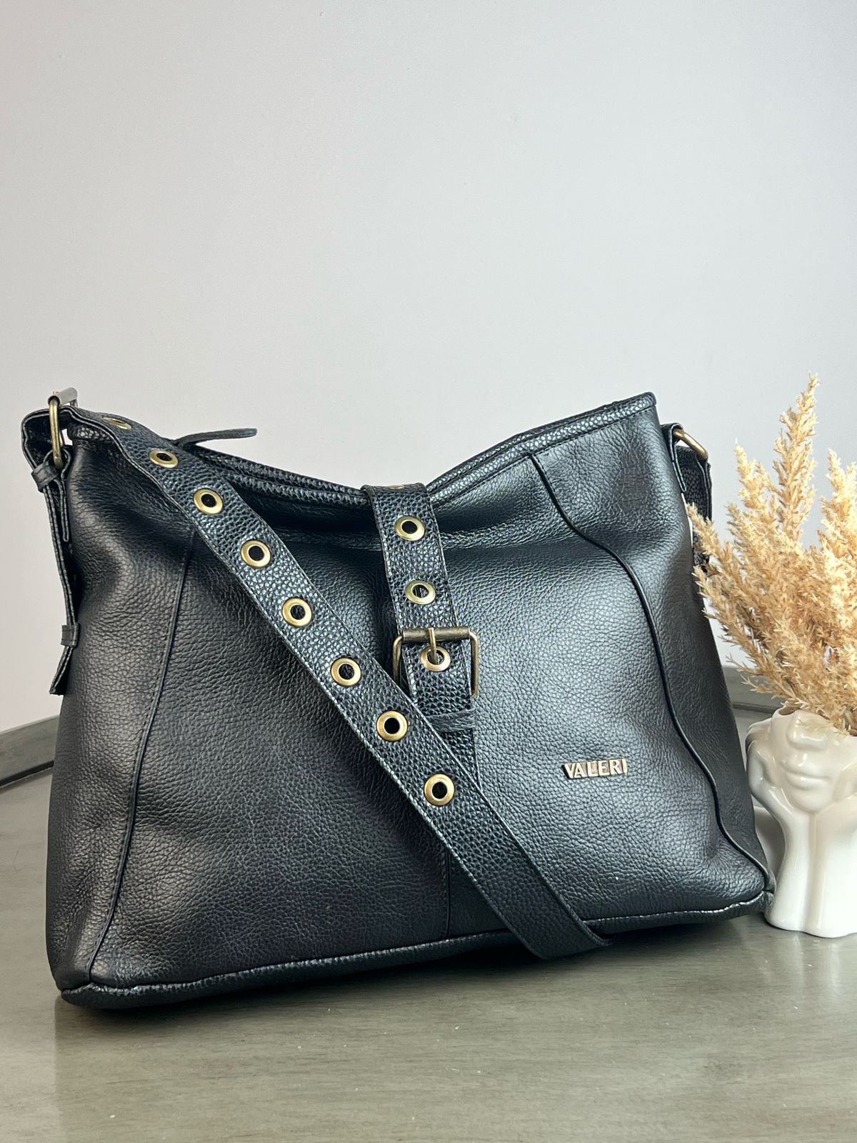 JS BOLSO DE PIEL CON CINTO NEGRO HERRAJE LATON VIEJO