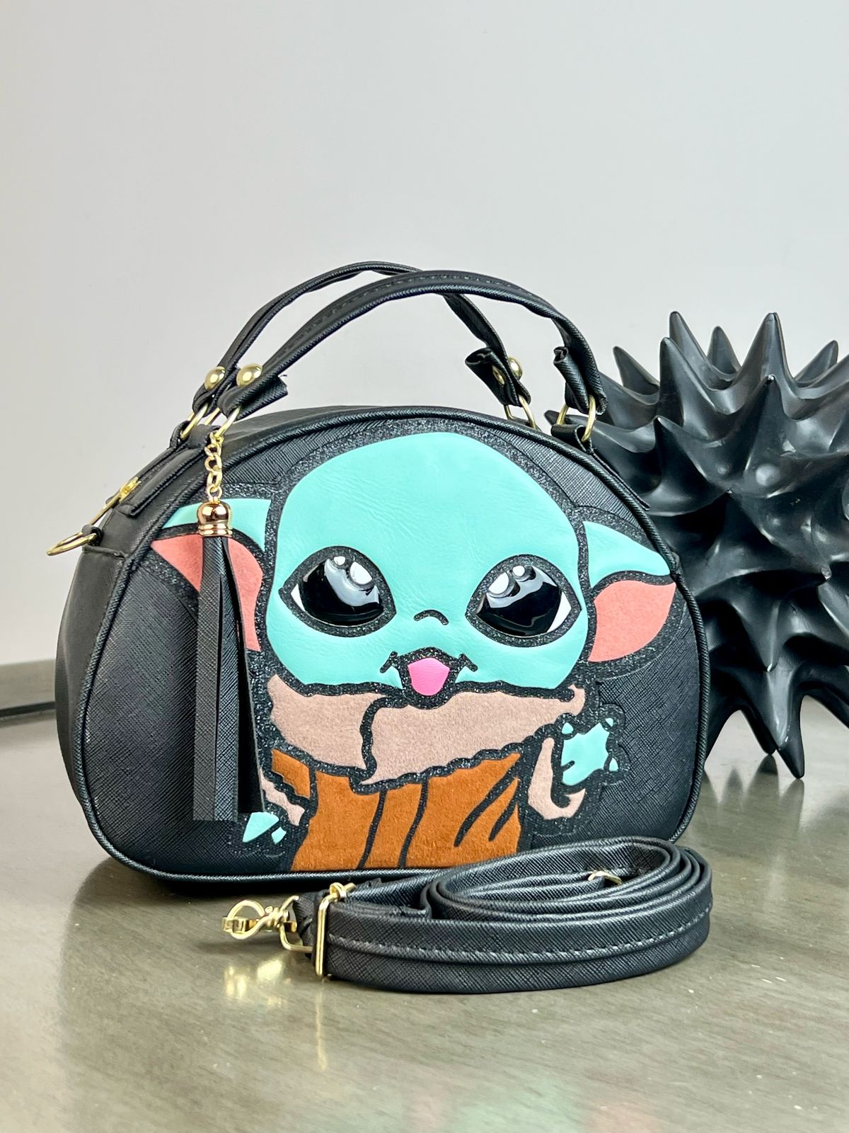 MALETITA PERSONAJE BABY YODA NEGRO