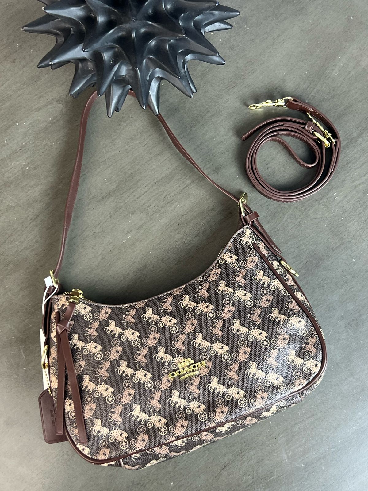 IMPORTACION COACH BAGUETTE CAFÉ ESTAMPADO HORSE