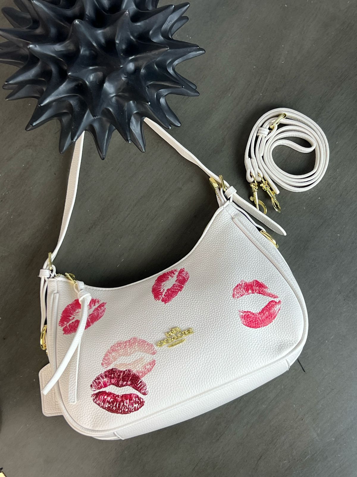 IMPORTACION COACH BAGUETTE HUESO BESOS