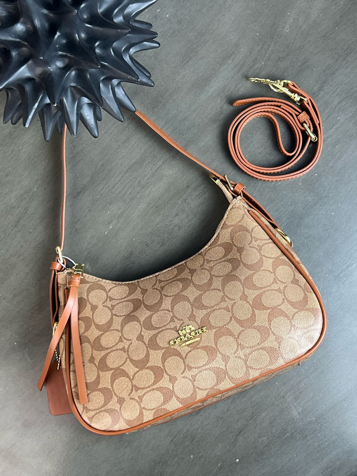 IMPORTACION COACH BAGUETTE CAMEL ESTAMPADO LETRAS