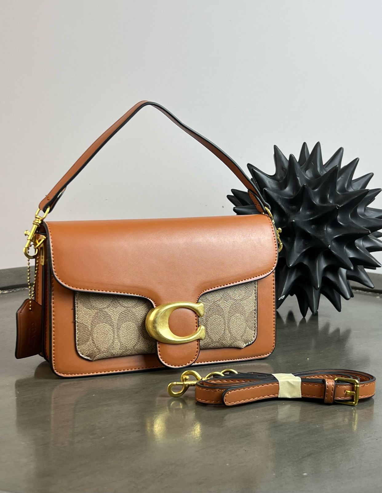 IMPORTACION CROSSBODY COACH CAMEL LISO Y BOLSILLO ESTAMP. BEIGE