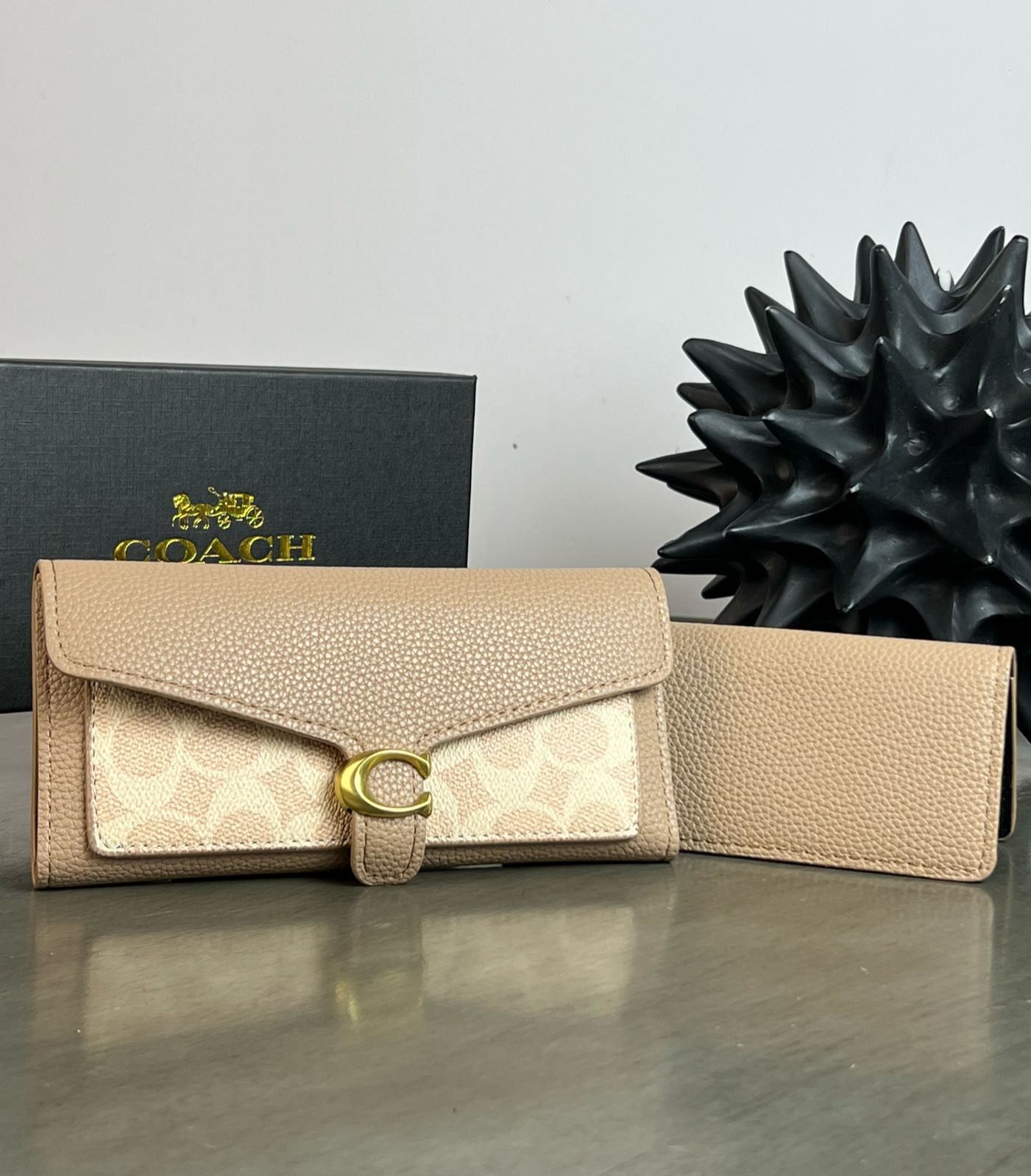 CARTERA COACH BROCHE BEIGE LISO CON BOLSILLO ESTAMPADO BEIGE