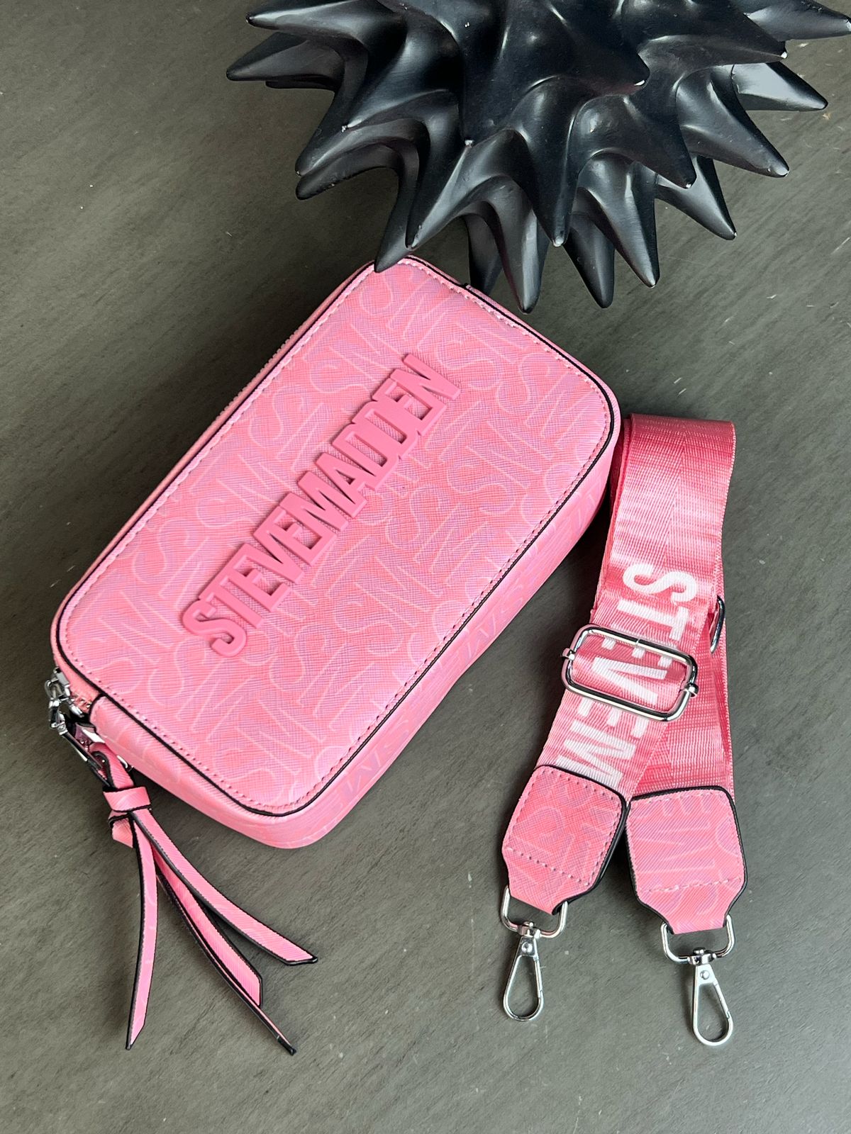 IMPORTACION CROSSBODY CIERRE STEVEN MADDEN ROSA