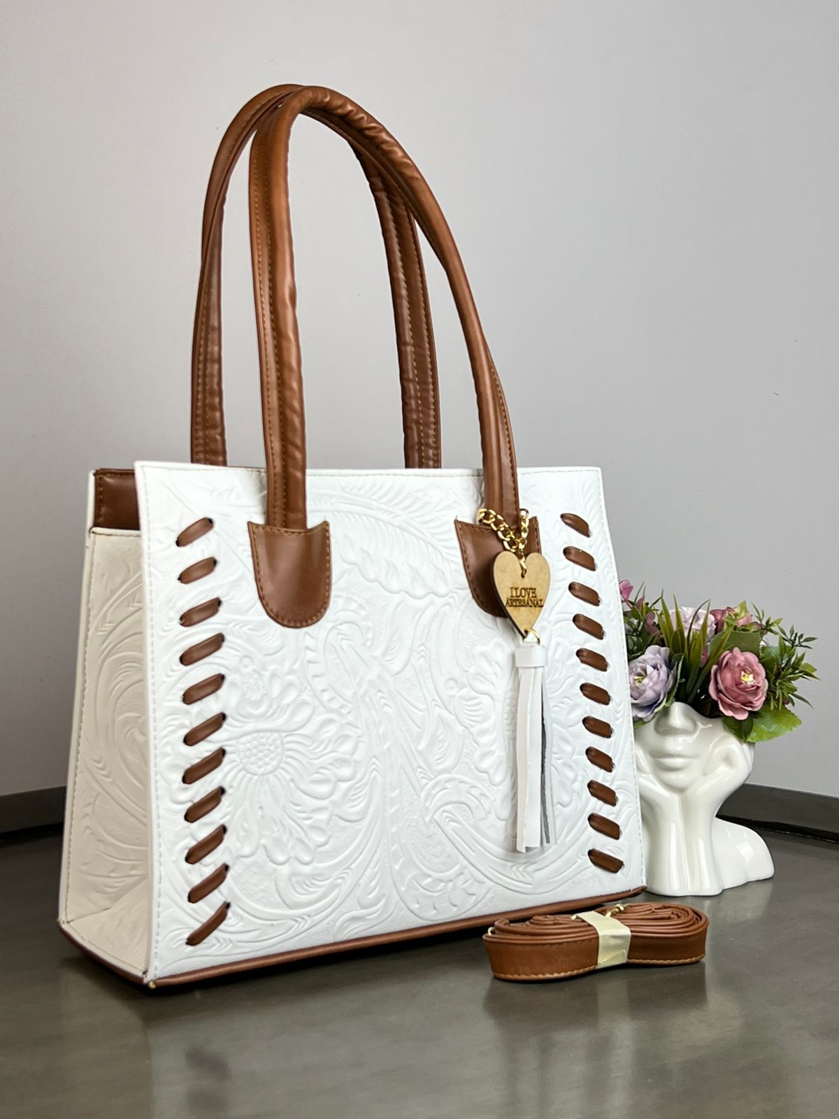 BOLSA TEJIDA PIEL DE FLORES BLANCO/CAMEL