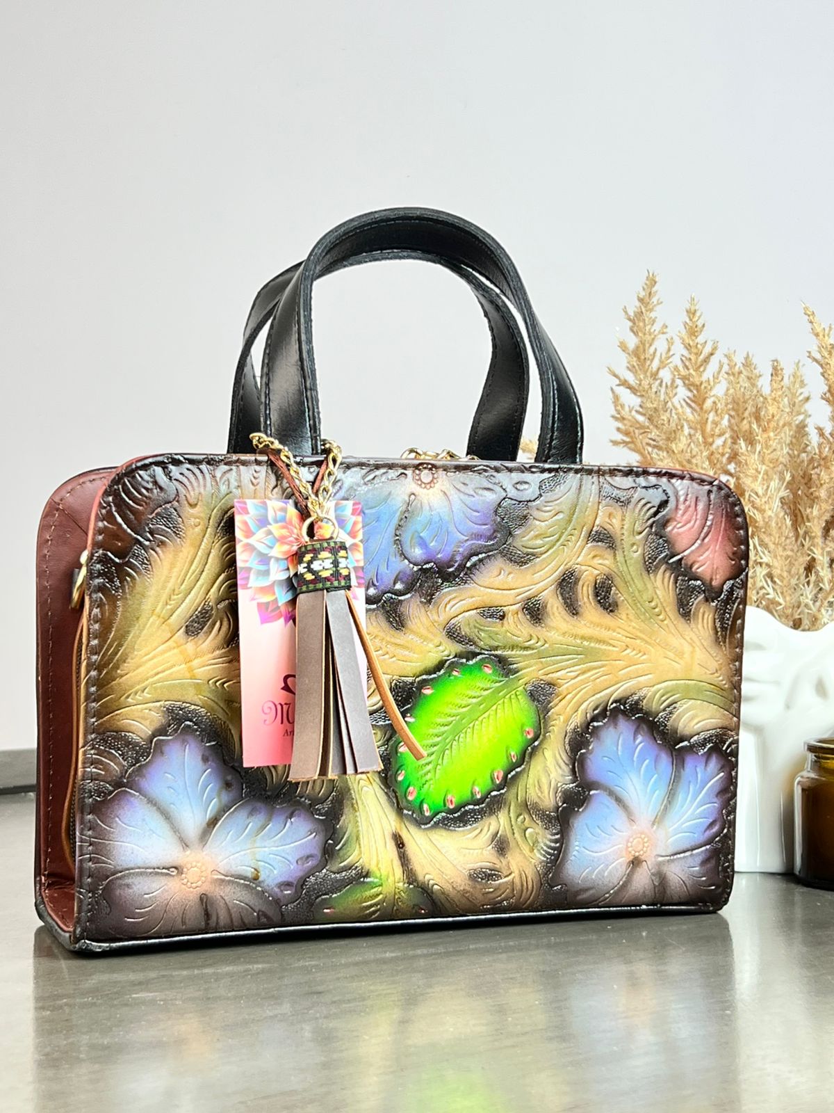 MAOMA CROSSBODY FLORES MARRÓN/TONOS AZUL Y VERDE