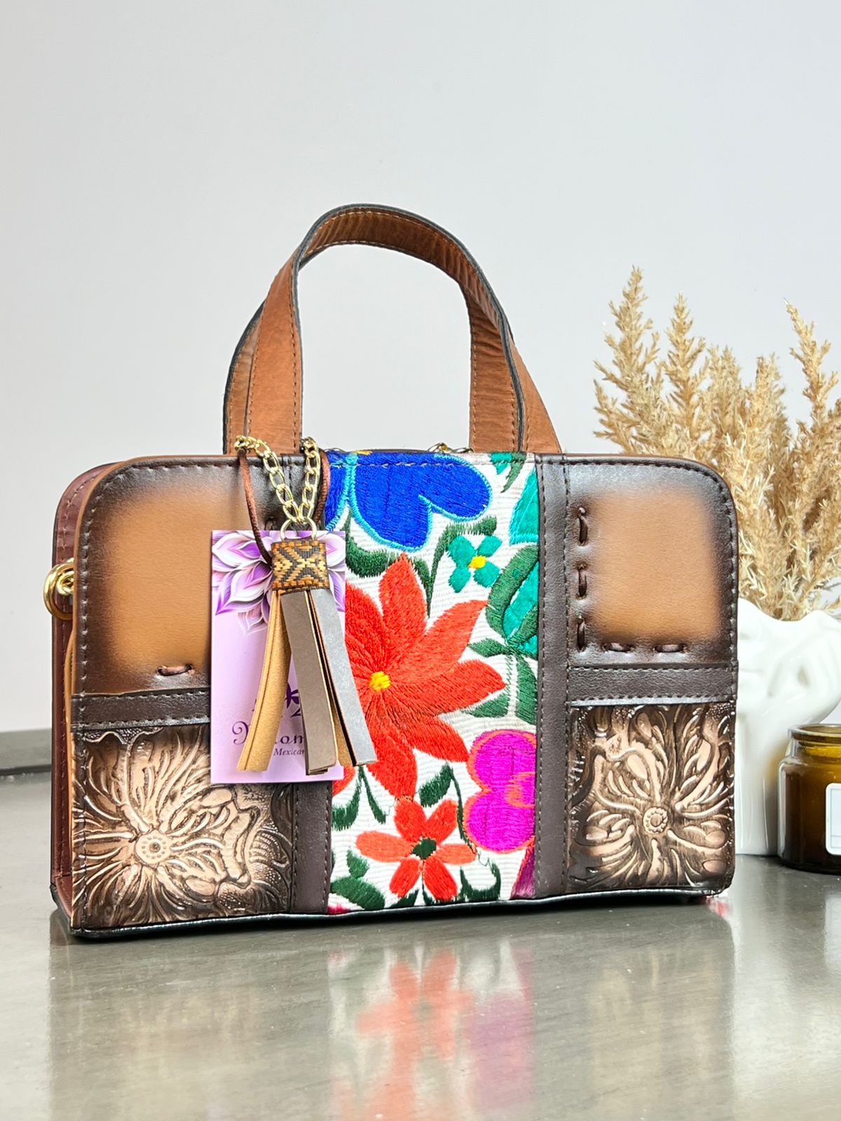 MAOMA CROSSBODY BORDADO MARRÓN FONDO BLANCO