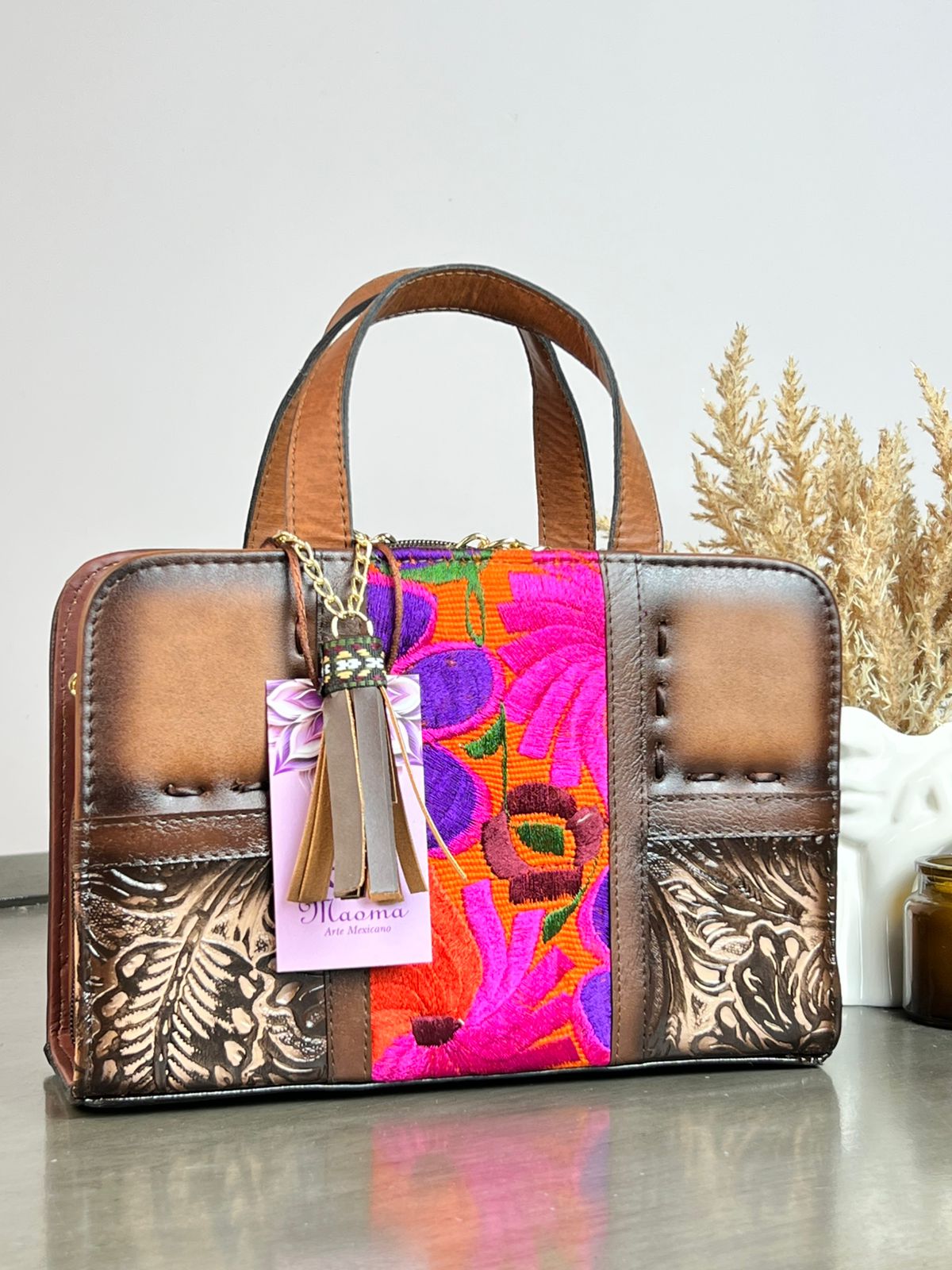 MAOMA CROSSBODY BORDADO MARRÓN FONDO NARANJA