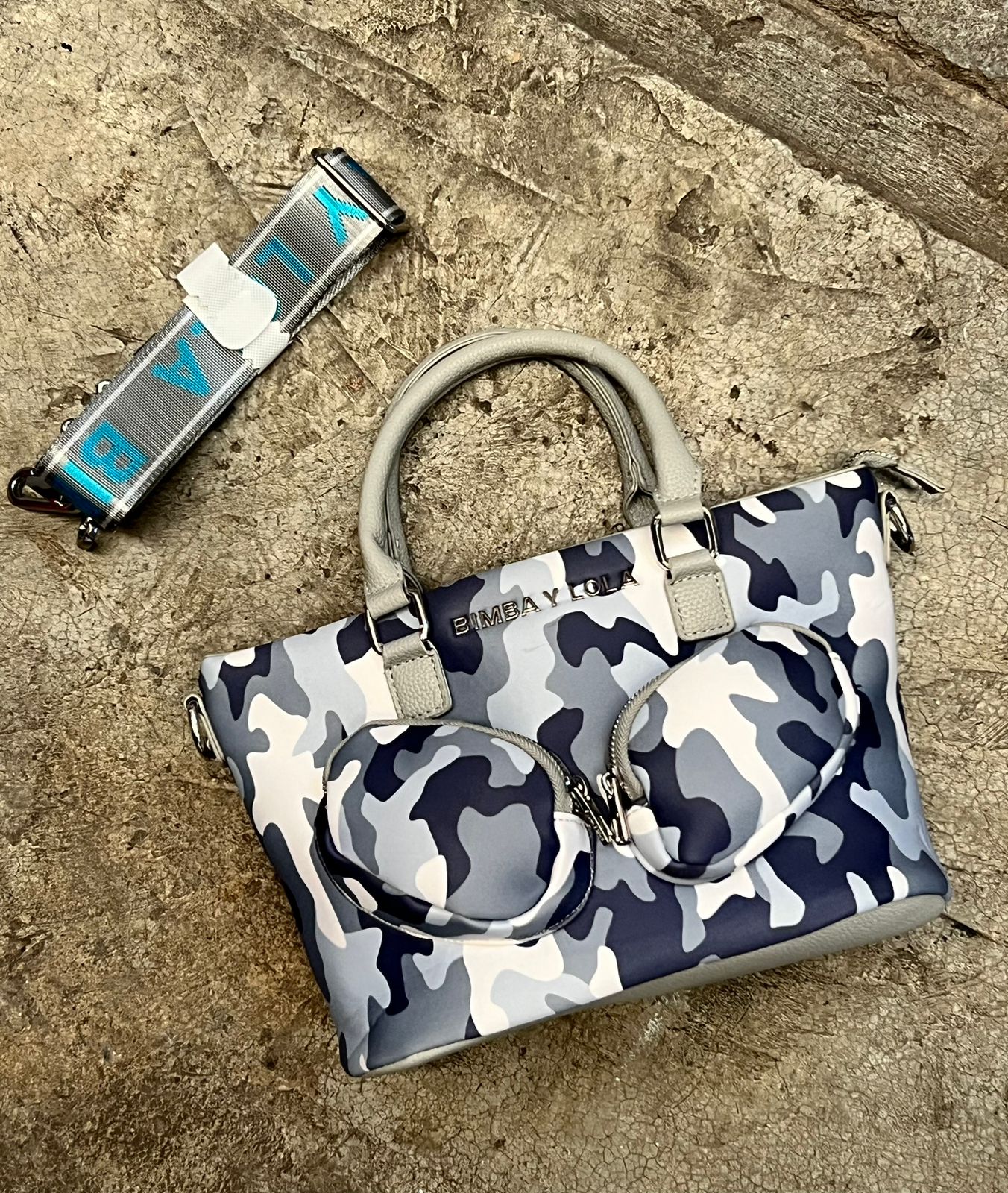 BIMBA Y LOLA BOLSO DE MANO CAMUFLAJE GRIS/OXFORD – Moda Brava Bolsas