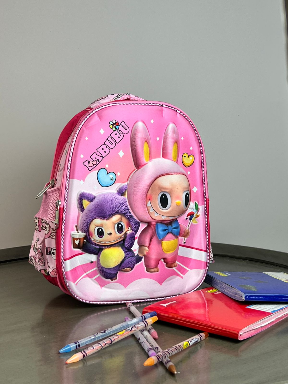 MOCHILA KYNDER PERSONAJES 3D LABUBU MORADO Y ROSA