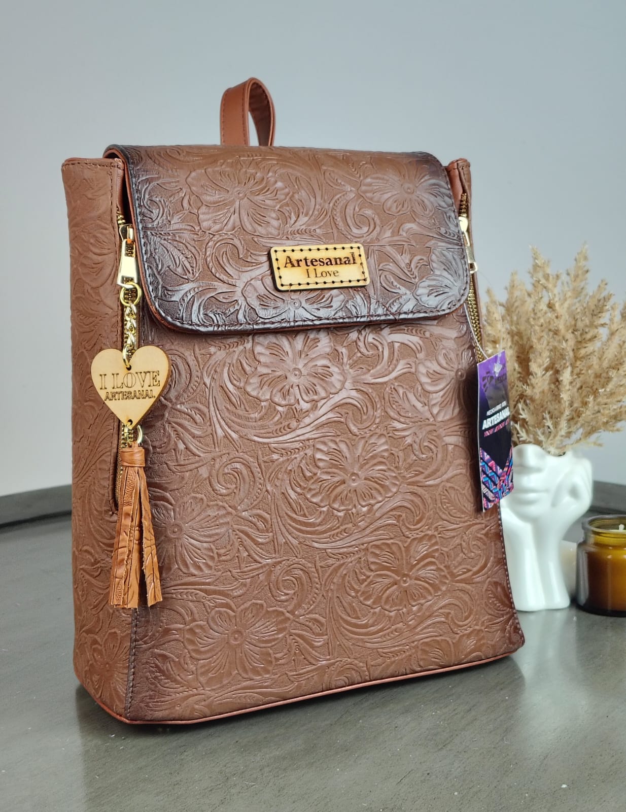 MOCHILA DE PIEL 04 CIERRES CAMEL GRABADO DE FLORES
