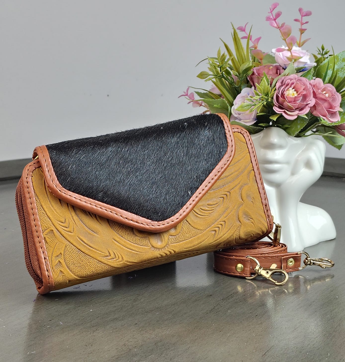 CARTERA PIEL TAPA PELO MOSTAZA