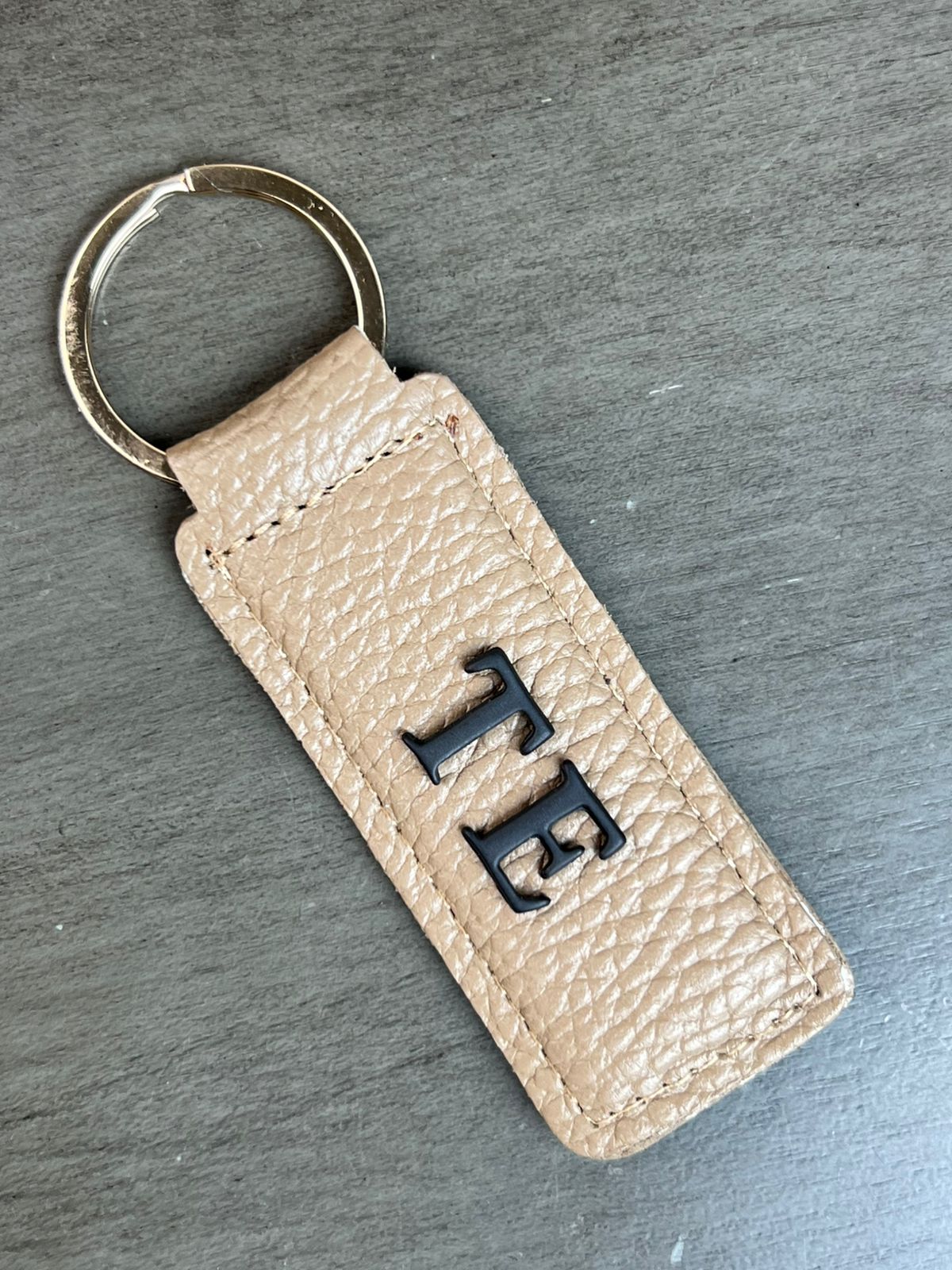 LLAVERO RECTANGULAR DE PIEL KHAKI LISO