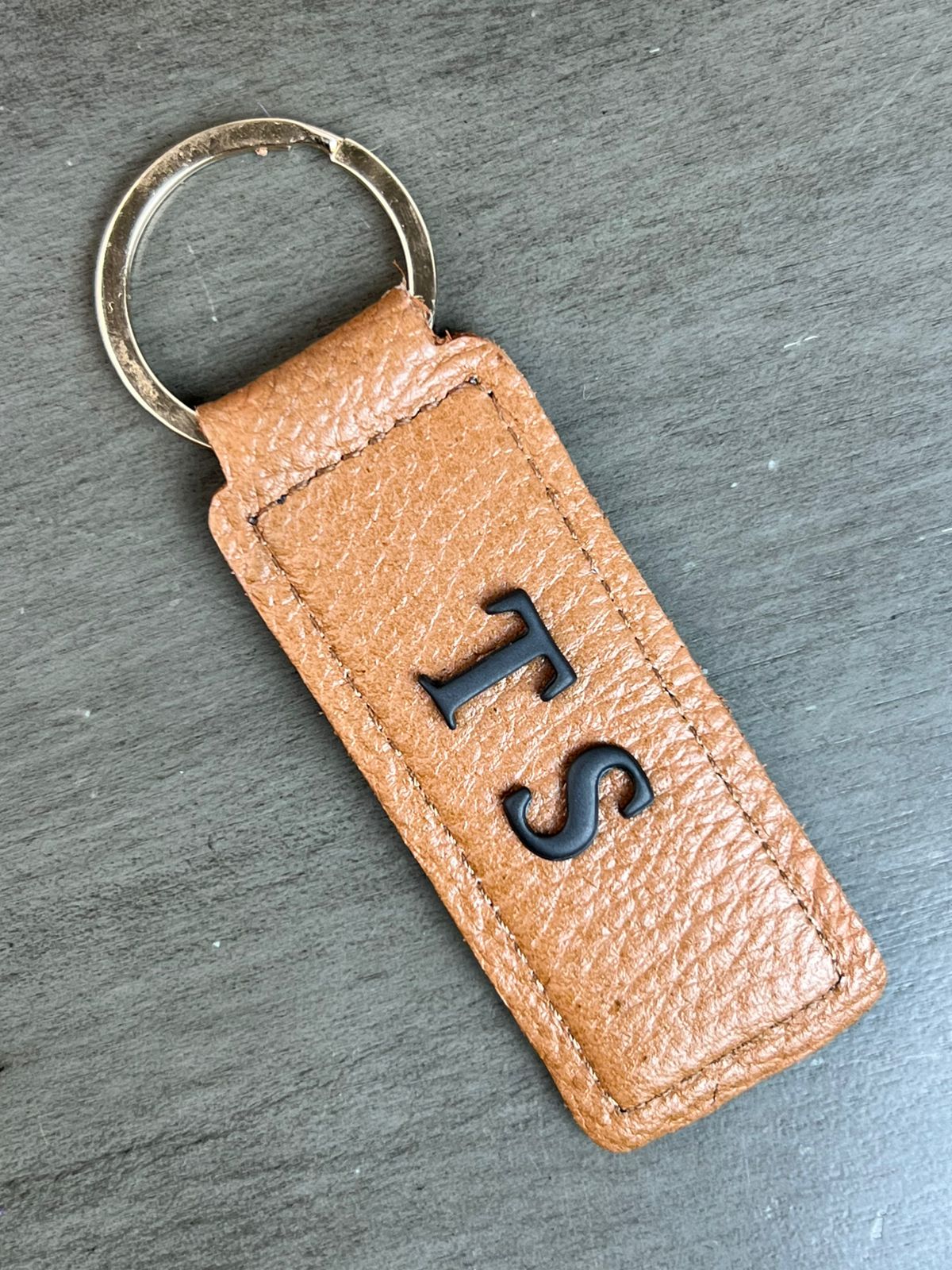LLAVERO RECTANGULAR DE PIEL CAMEL LISO