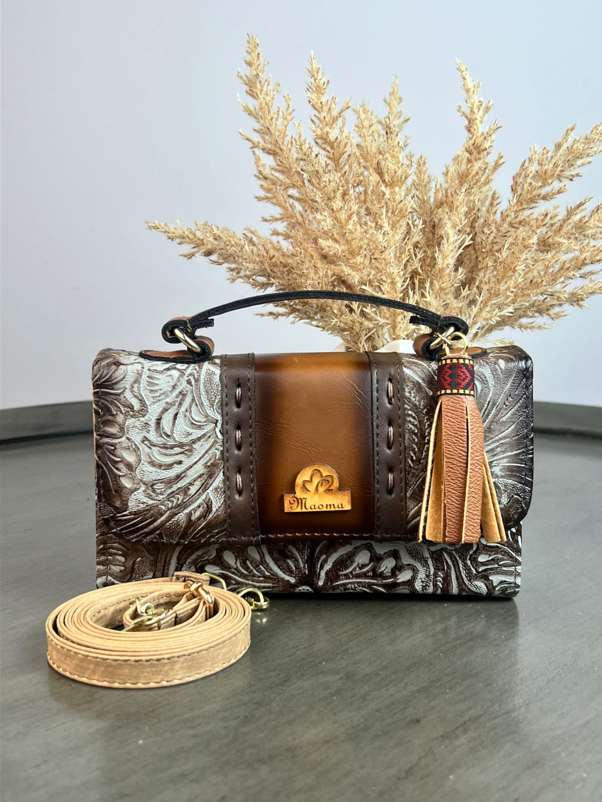 MAOMA DELIA 1.0 FRANJA LISO CAMEL/GRABADO FLORES YESO