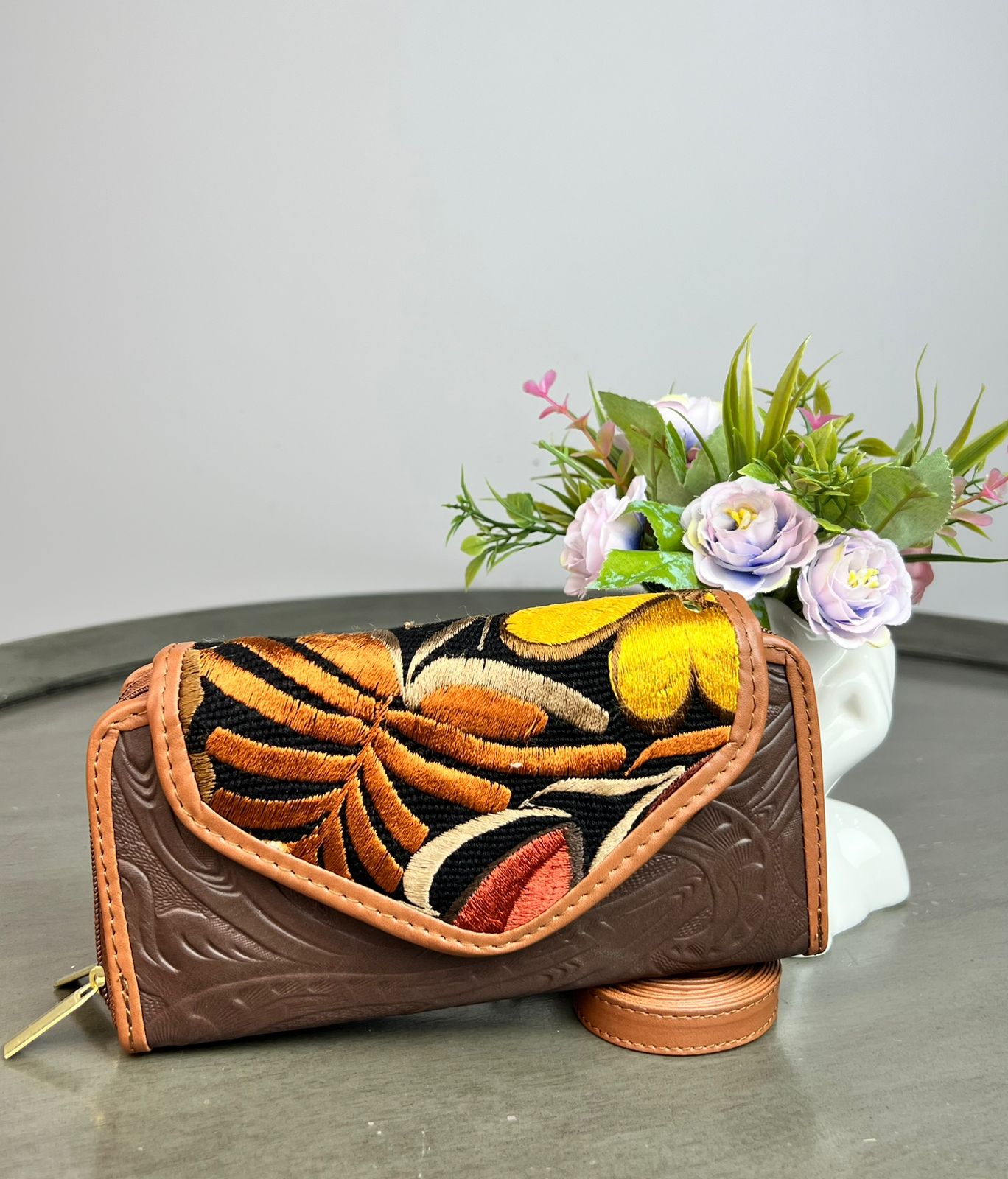 CARTERA PIEL TAPA BORDADA CHOCOLATE/FONDO NEGRO FLOR OTOÑO