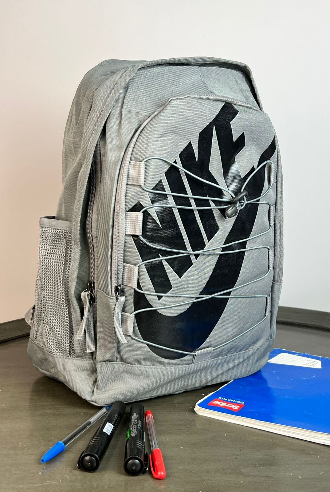MOCHILA NIKE AGUJETA GRIS/NEGRO