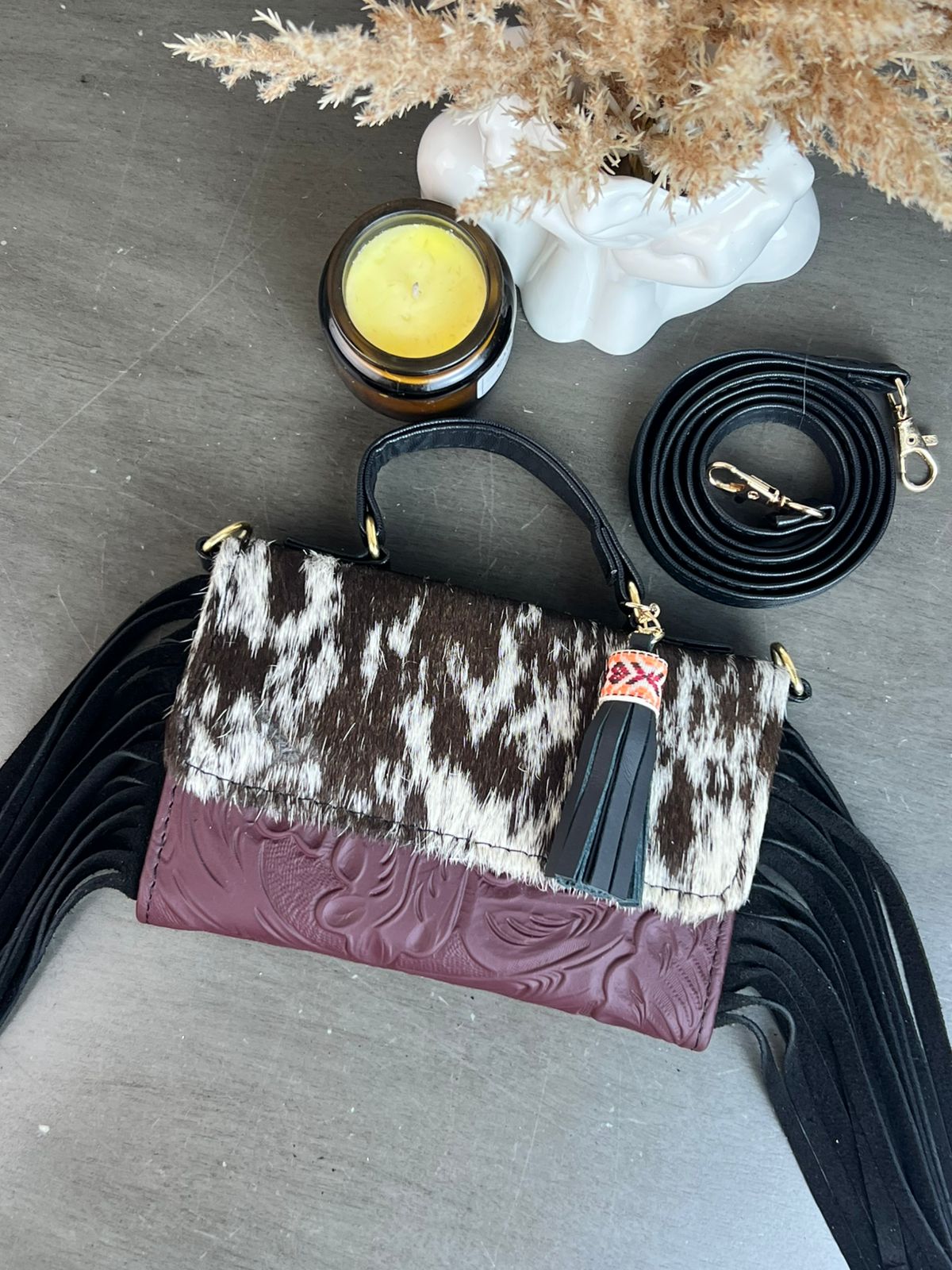 CROSSBODY DELIA PELO Y BARBAS VINO/PELO MANCHAS BLANCO Y CAFÉ/BARBANEGRO