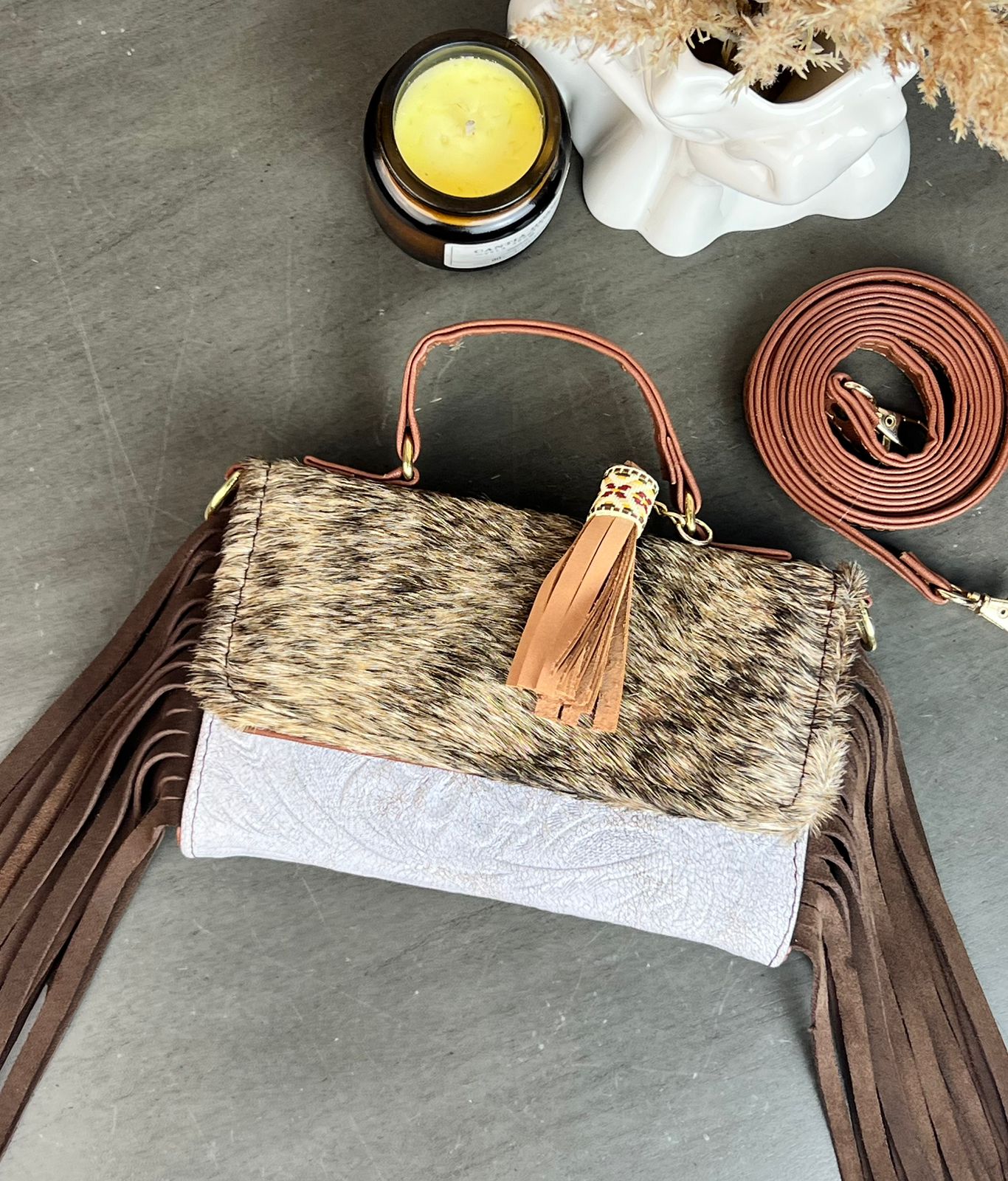 CROSSBODY DELIA PELO Y BARBAS BLANCO/PELO PARDO BEIGE/BARBAS CAFÉ