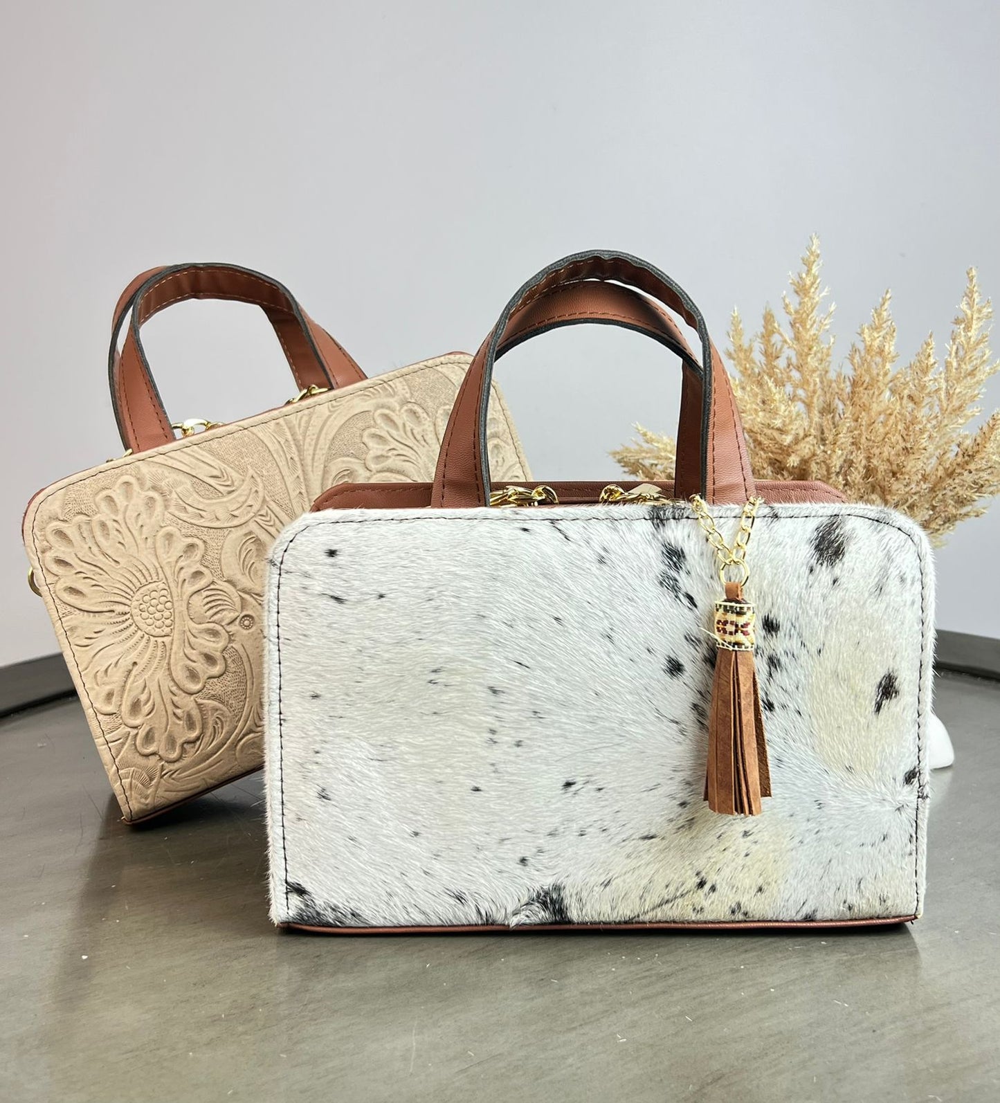 CROSSBODY DOBLE CARA PELO MOTEADO/PIEL GRABADA ARENA