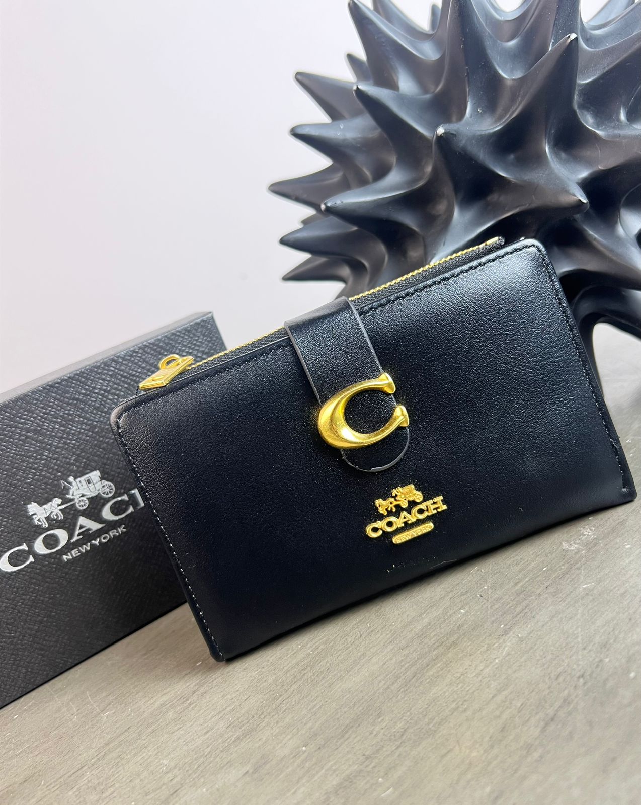 CARTERA COACH BROCHE NEGRA LISA