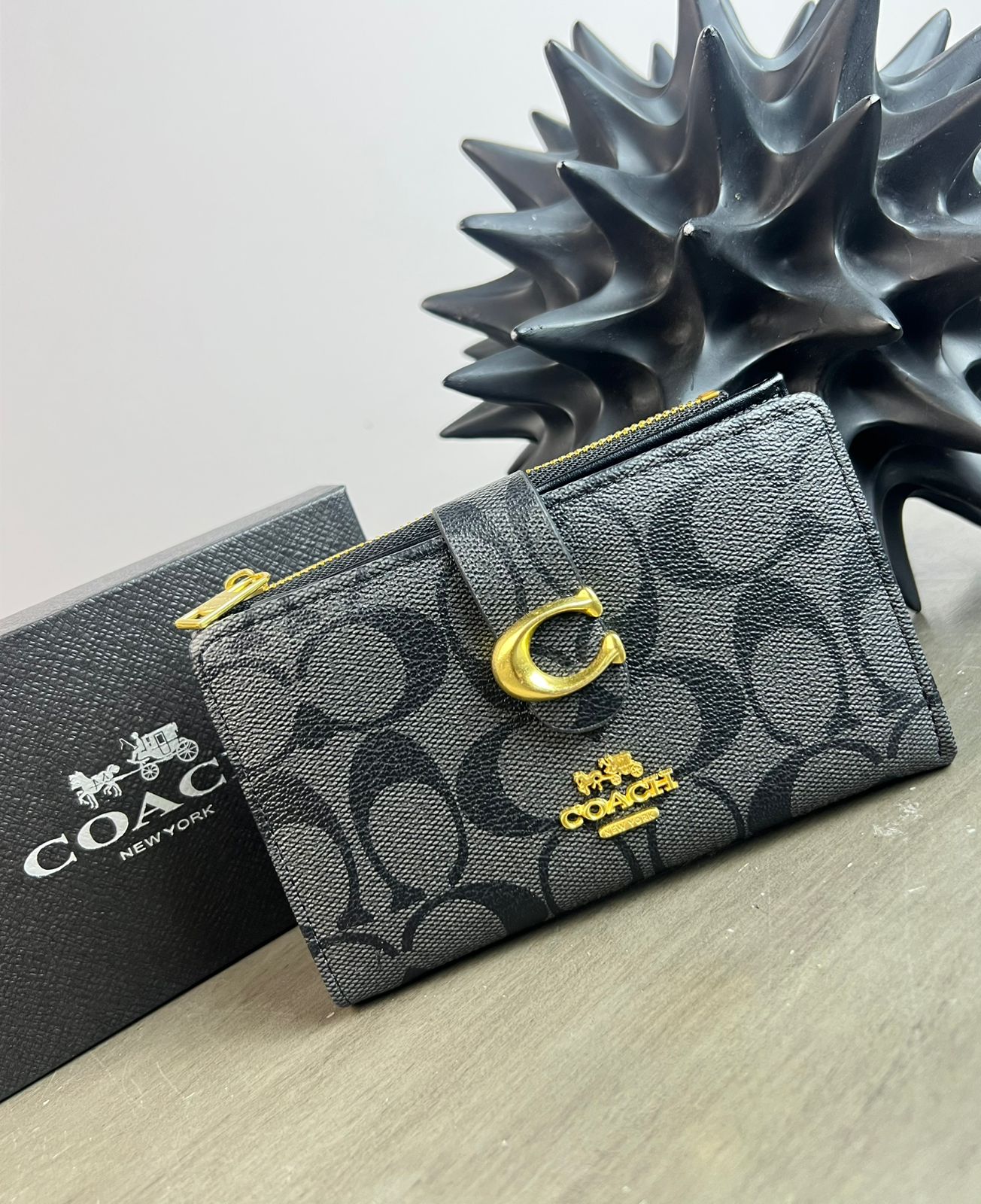 CARTERA COACH BROCHE NEGRA ESTAMPADO
