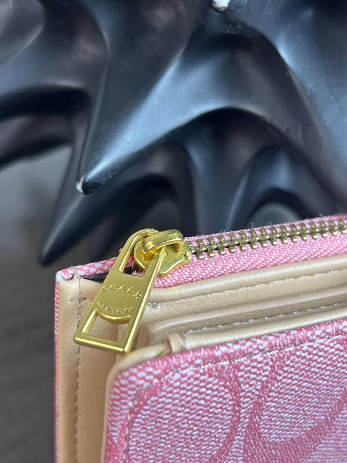 CARTERA COACH BROCHE BEIGE ESTAMPADO