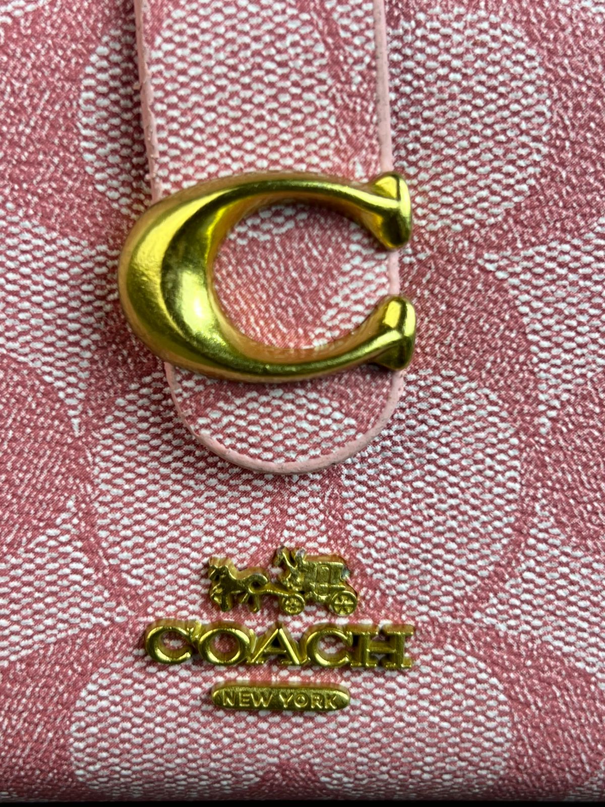 CARTERA COACH BROCHE BEIGE ESTAMPADO