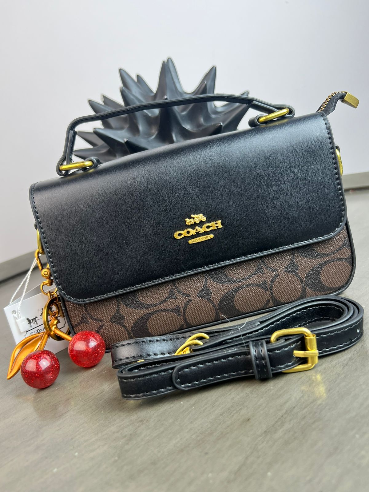 CROSSBODY COACH LLAVERO CEREZA/ CAFE CON NEGRO