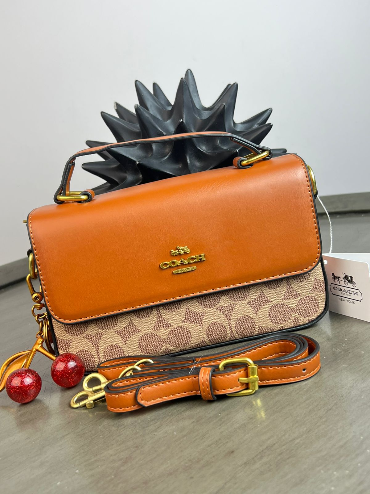 CROSSBODY COACH LLAVERO CEREZA/ CAFE CON MARRON