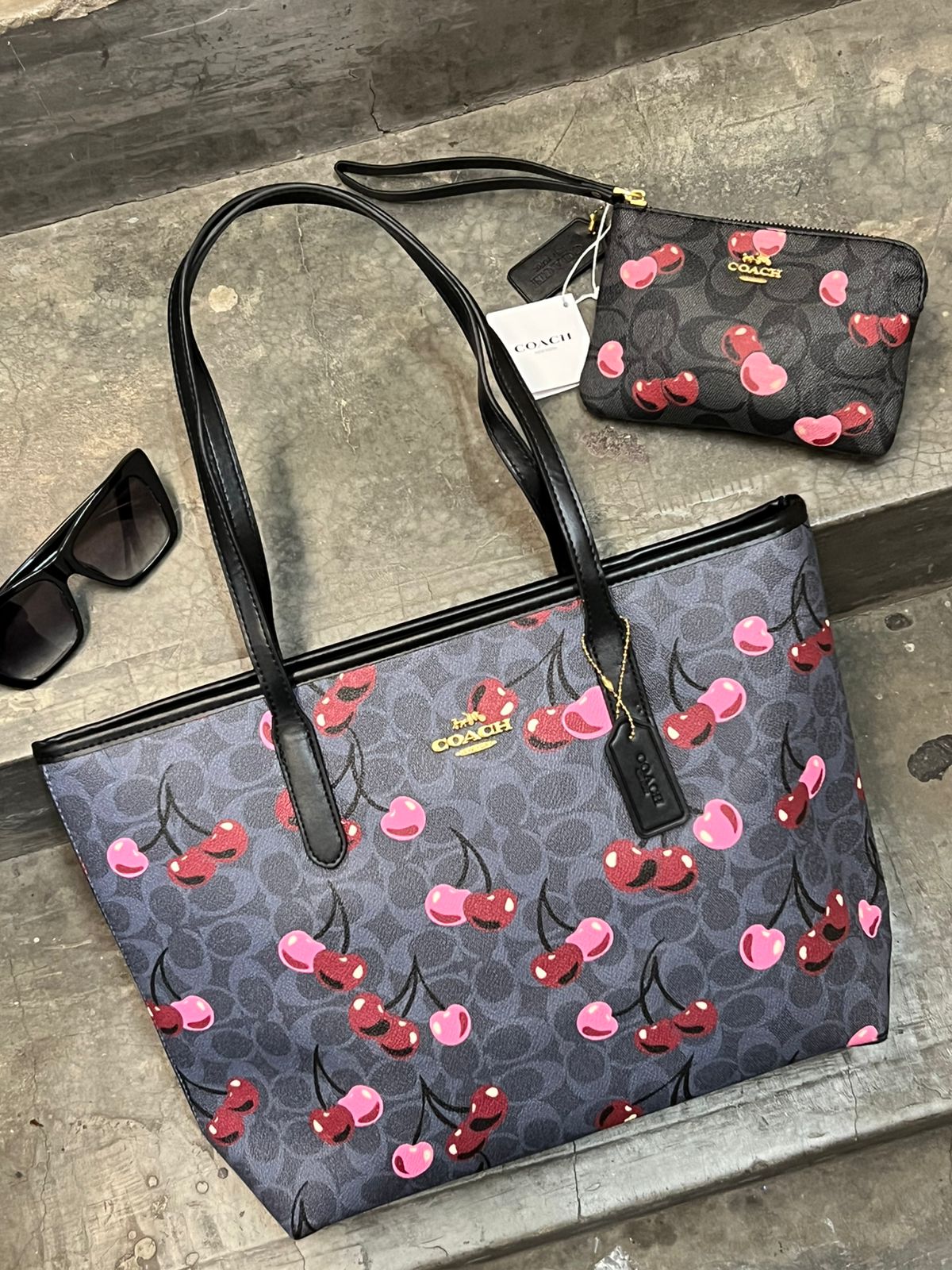 BOLSA COACH GRANDE CEREZAS/NEGRO