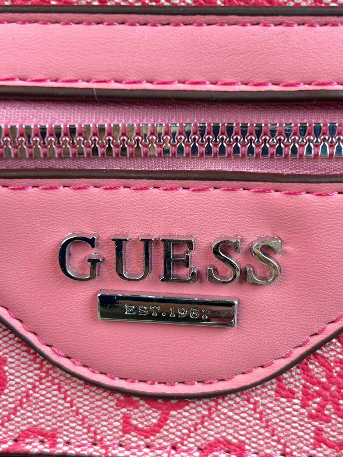 CROSSBODY GUESS CIERRE ROSA CLARO ESTAMPADO