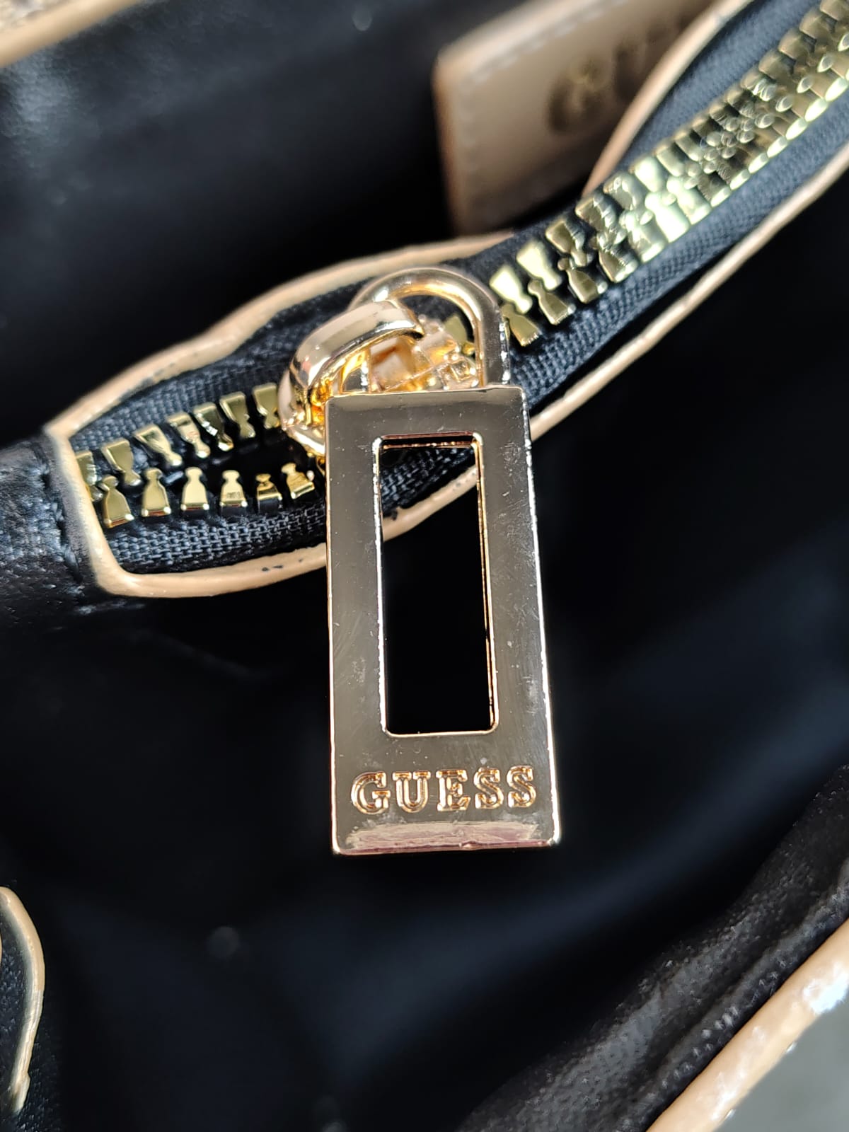 CROSSBODY GUESS V KHAKI ESTAMPADO