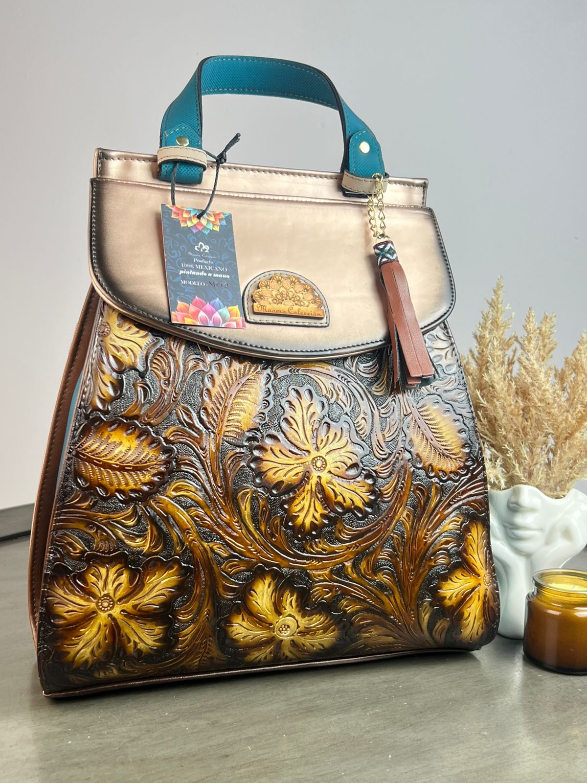 MAOMA GDE MOCHILA VERO FLORES Y HOJAS CAMEL TAPA BRONCE