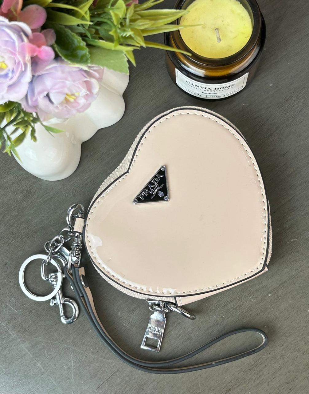 MONEDERO CORAZON PRADA CHAROL BEIGE