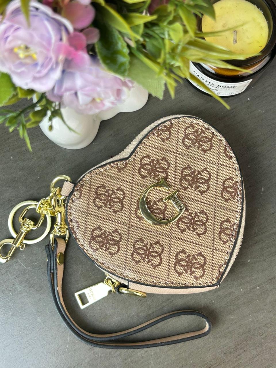 MONEDERO CORAZON GUESS KHAKI ESTAMPADO