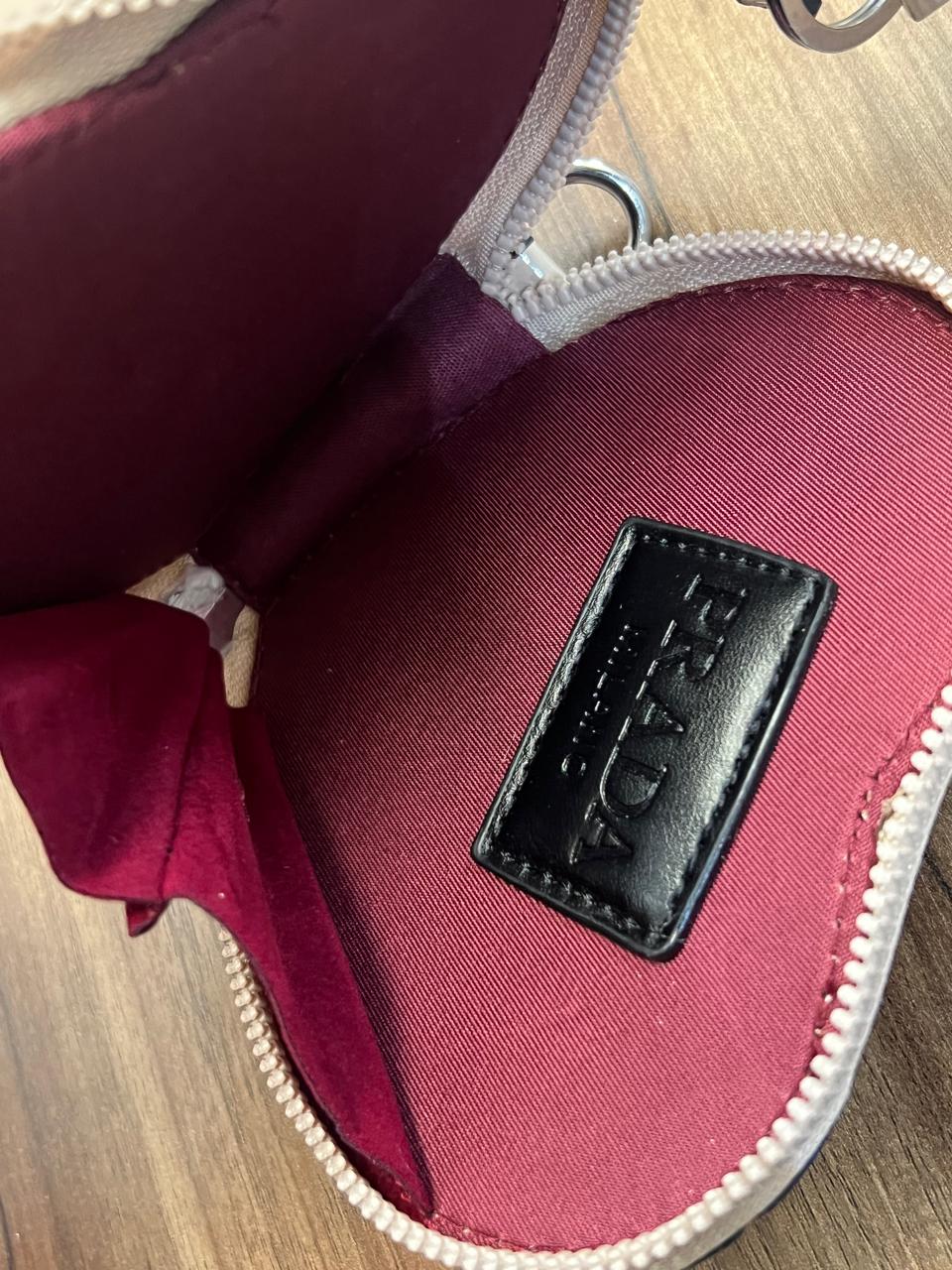 MONEDERO CORAZON PRADA CHAROL BEIGE