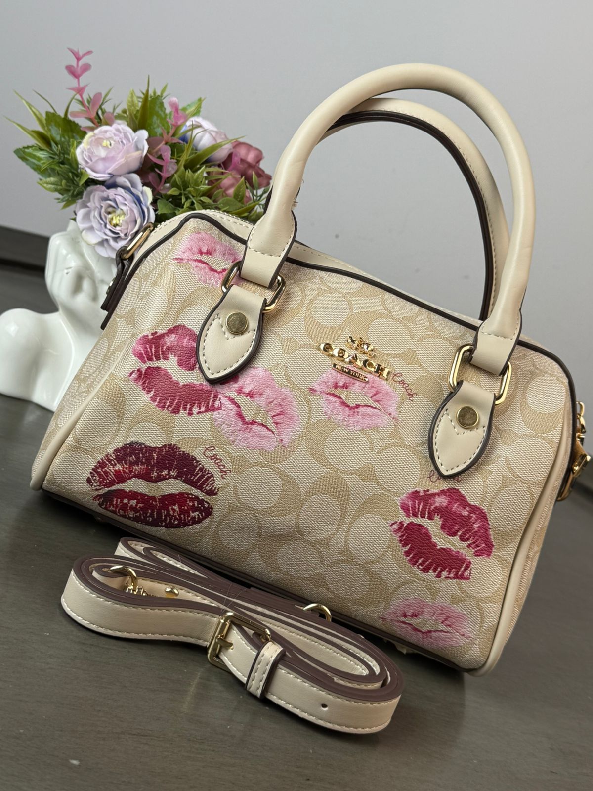 BOLSO COACH MALETITA BEIGE BESOS ESTAMPADO