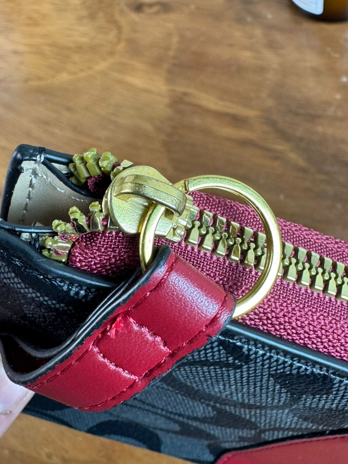 MUÑEQUERA EXPANDIBLE COACH KHAKI ESTAMPADO CEREZAS