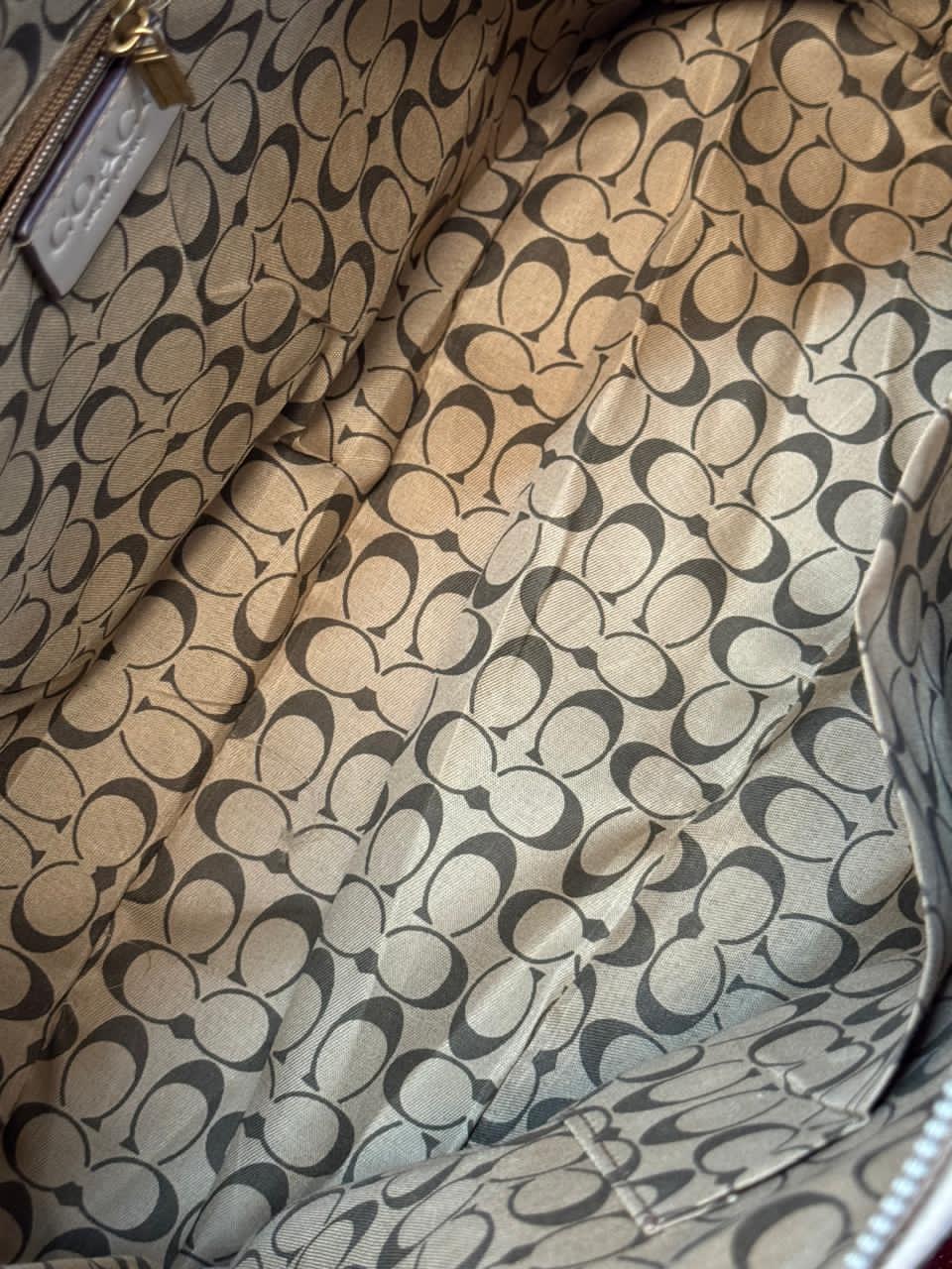 BOLSO GDE COACH CON LLAVERO BEIGE BESOS
