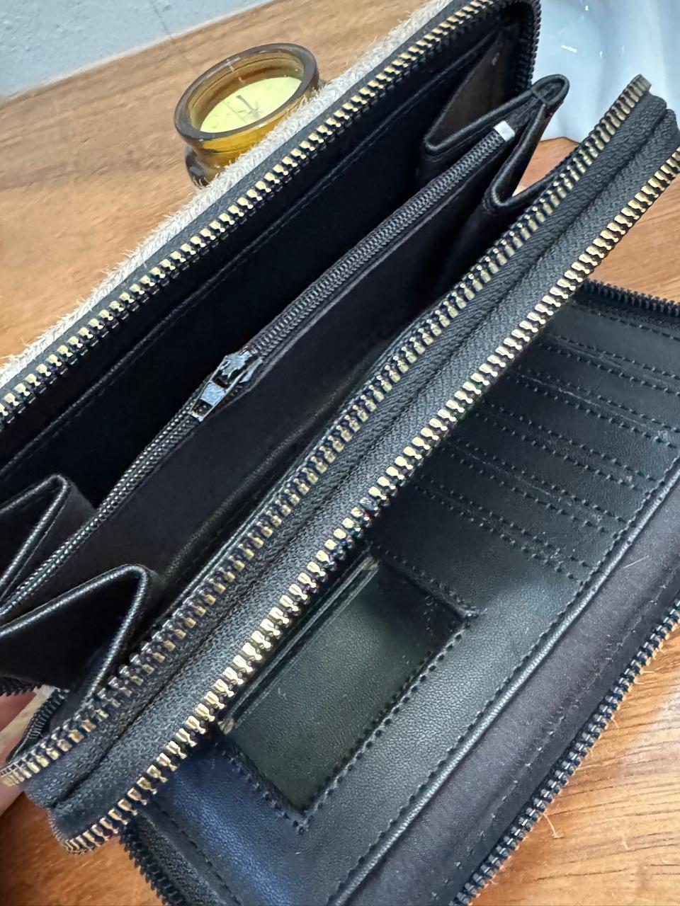 CARTERA ARTESANAL DOBLE CIERRE GRABADO DE FLORES NEGRO