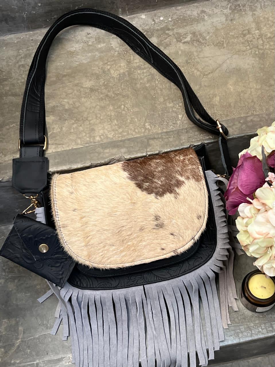 CROSSBODY MABEL PELO VARIABLE NEGRO-GRIS