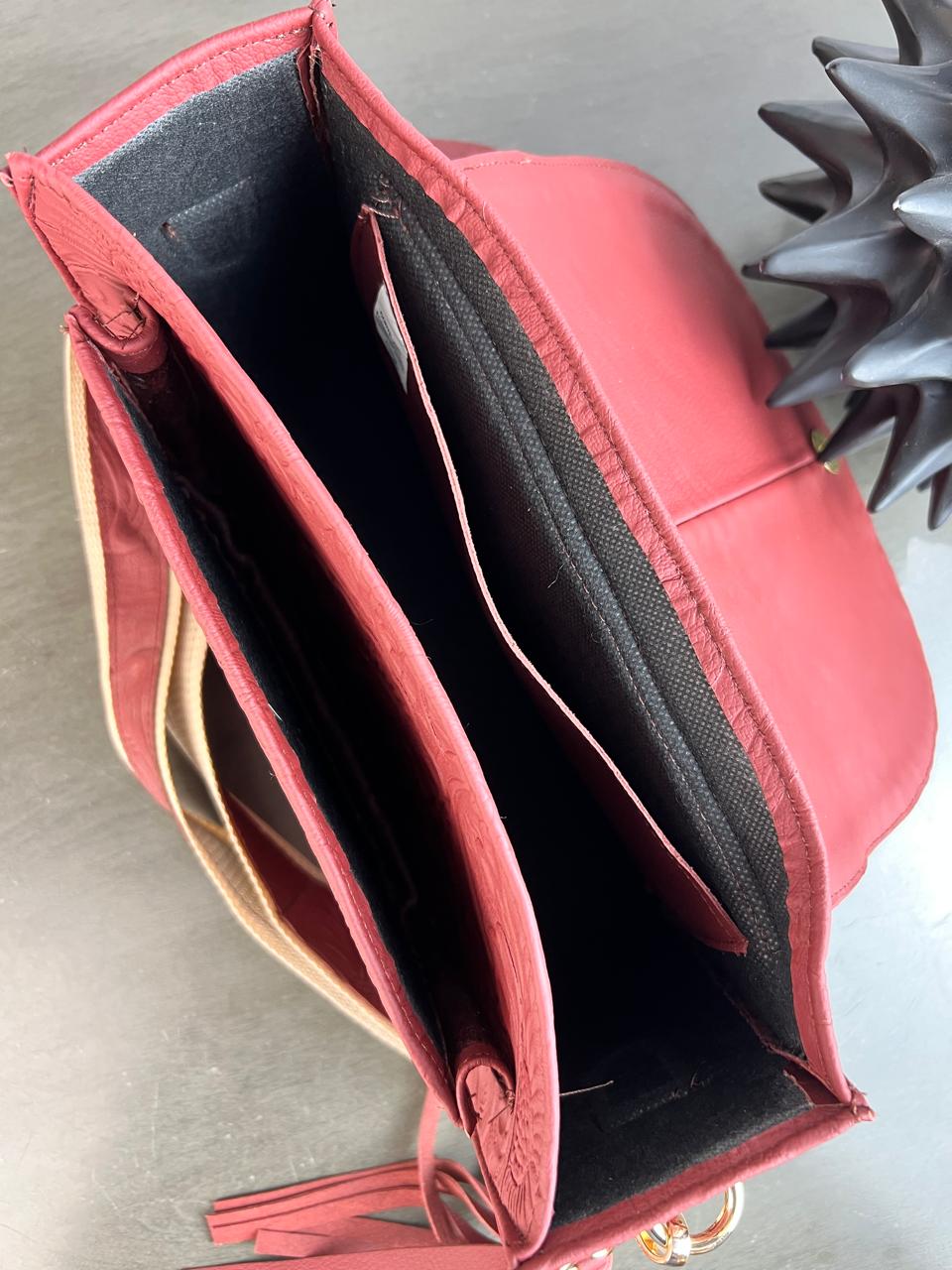 CROSSBODY MABEL PELO VARIABLE NEGRO-ROJO