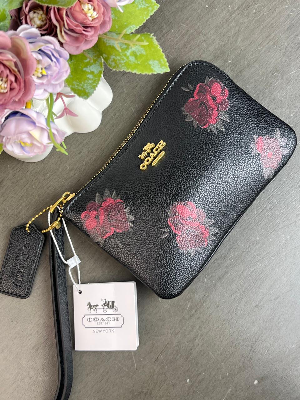MUÑEQUERA COACH NEGRO ESTAMPADO FLORAL VINO