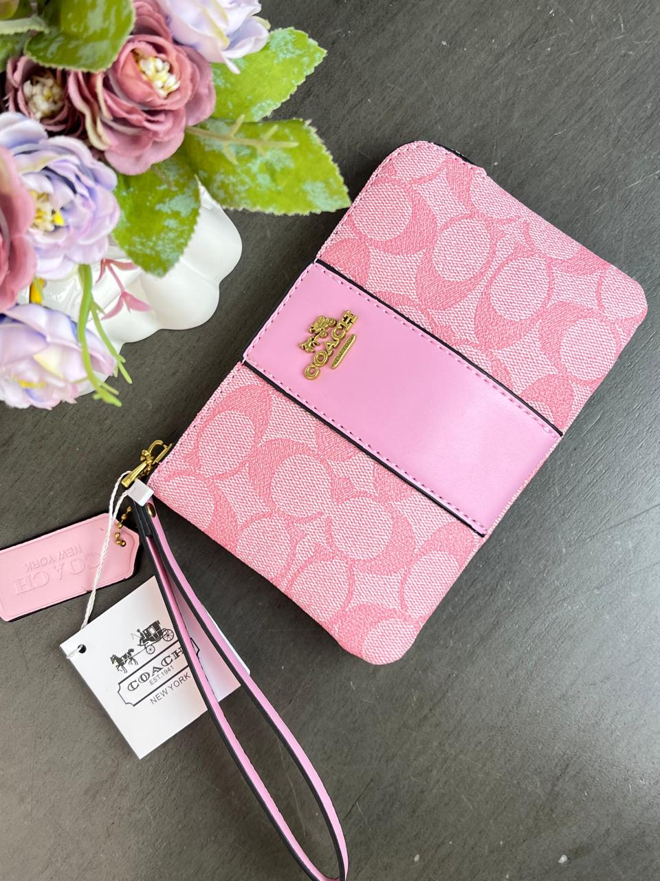 MUÑEQUERA COACH ROSA ESTAMPADO