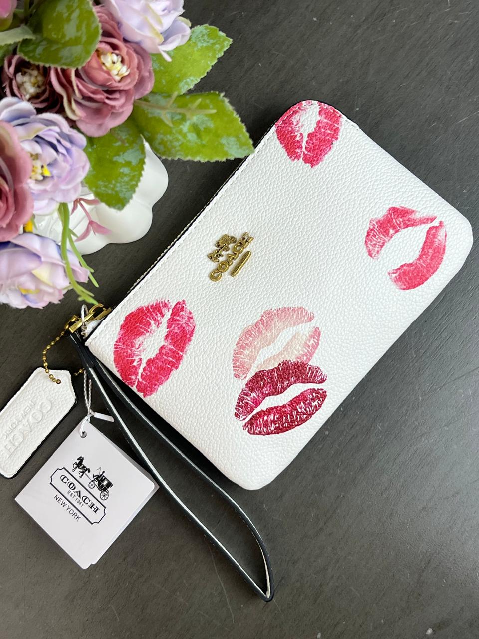 MUÑEQUERA COACH BLANCO BESOS
